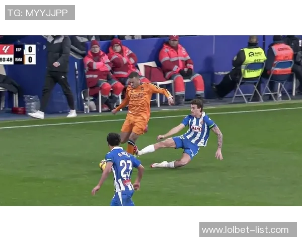 德甲激战：利物浦与皇马平局后点球大战引发全场狂欢解析