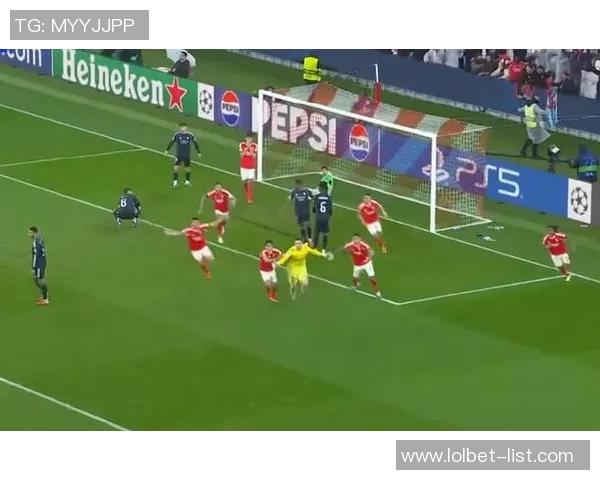 英超激战：皇马逆转多特蒙德补时绝杀引发争议判罚全场沸腾